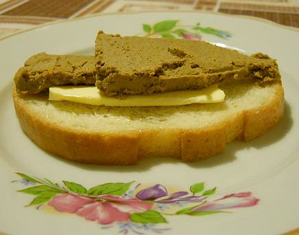 бутерброд с паштетом из печени